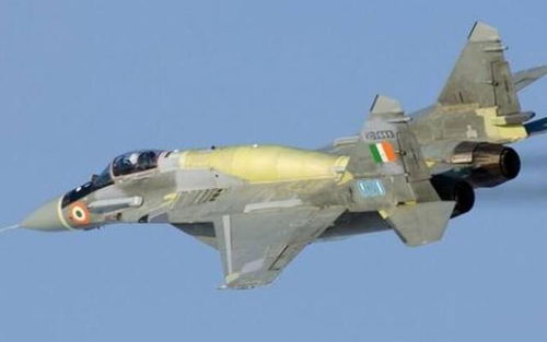 印度空军米格-29战机坠毁现场浓烟滚滚