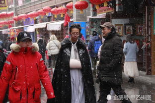 孩子穿着汉服在古街拍照