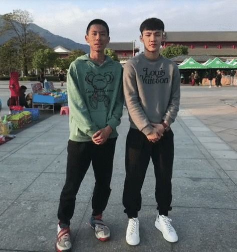 刘畊宏与团队在活动现场合影