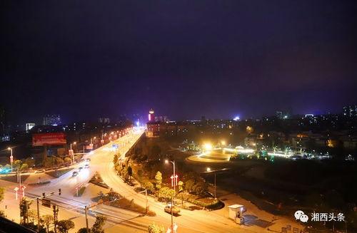 印巴边境夜晚灯火通明的哨所