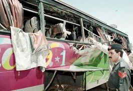 巴基斯坦警察车辆遭遇炸弹袭击现场照片