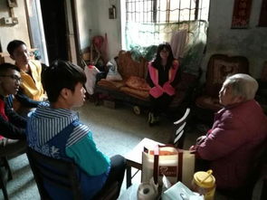 社区志愿者与居民亲切交谈