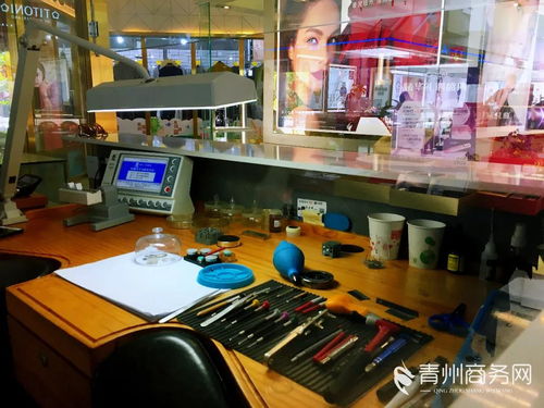 一位年轻夫妇在房产中介店内查看房价走势图