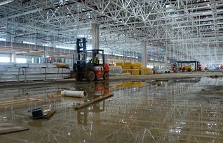 特斯拉上海超级工厂生产线<h3>写在最后</h3><p>特斯拉再次用实际行动证明了自己是一家“科技公司”，而非传统意义上的汽车制造商。通过软件升级不断为用户提供新功能，既提升了用户体验，也为品牌带来了持续盈利空间。</p><p>至于这次的“加速增强”服务，虽然价格不菲，但它代表的是一种趋势：未来的汽车不再只是硬件堆砌，而是可以通过软件不断进化、成长的智能伙伴。</p>                        </p>
                        <!-- E 正文 -->
                    </div>

                    <!-- S 付费阅读 -->
<!-- E 付费阅读 -->


                    <!-- S 点赞 -->
<div class=