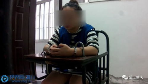 年轻女孩在佛前静静跪拜的场景