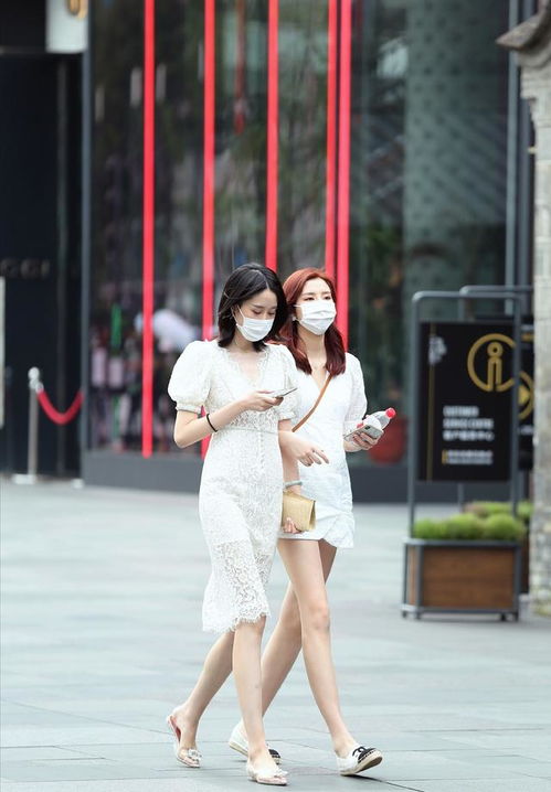 街拍中疑似安陵容替身的女子</div><p>该微博一经发出，短短几小时内便获得数万点赞与转发。不少网友表示“惊为天人”，更有甚者开始P图、制作表情包，将这位女子与《甄嬛传》中的安陵容进行对比。</p><blockquote style=