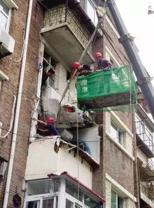 西安老楼阳台坠落新闻截图