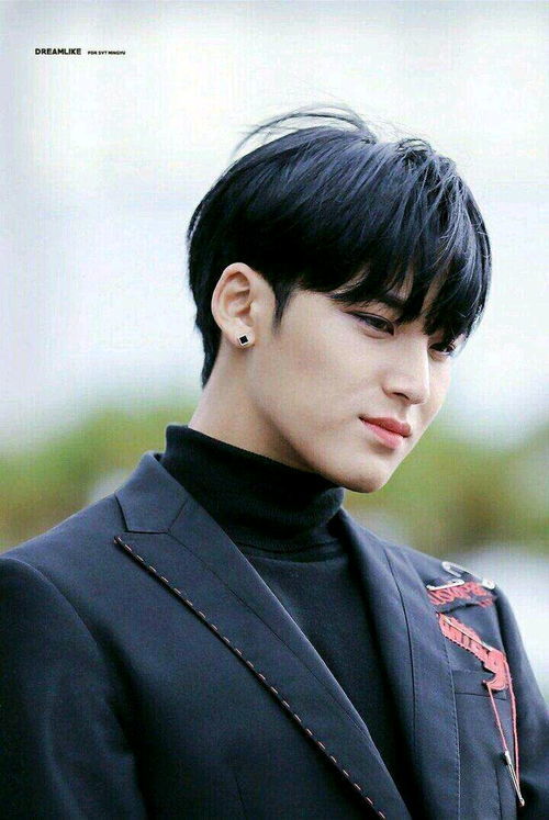 SEVENTEEN珉奎现身品牌活动，帅气造型引发热议！韩媒：一秒就心动