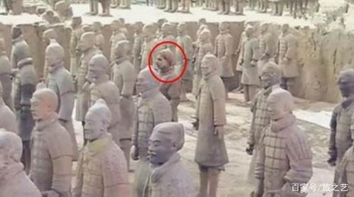 外国游客在西安观看兵马俑