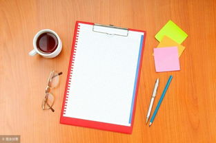 一个人在笔记本上写下目标并露出微笑