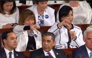 民主党议员举牌抗议特朗普