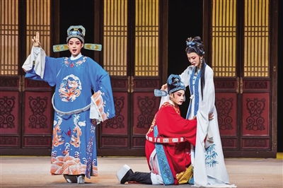 年轻观众观看越剧现场照片