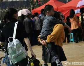 男童遭陌生大妈强拽神反应躺地｜暖心大妈街头智救惊险一幕