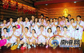 情侣在浪琴展区合影留念