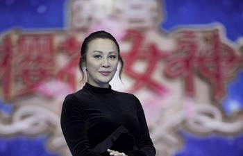 刘嘉玲在活动现场微笑