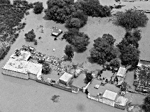 巴基斯坦洪水淹没村庄