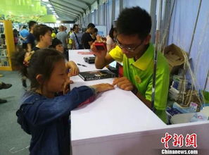 后台忙碌的戏迷志愿者