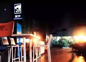 图片内容：博物馆文创咖啡厅前排起长队