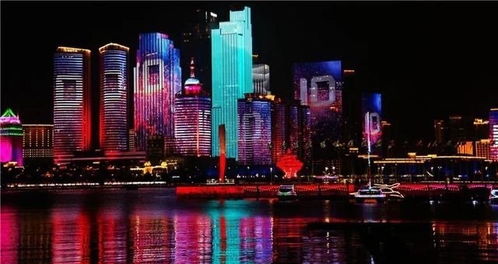 夜晚灯光璀璨的城市文旅街区