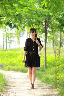 阳光下微笑的女生走在林荫道上