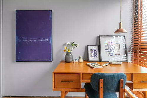 阳光洒在书桌上照亮笔记本电脑