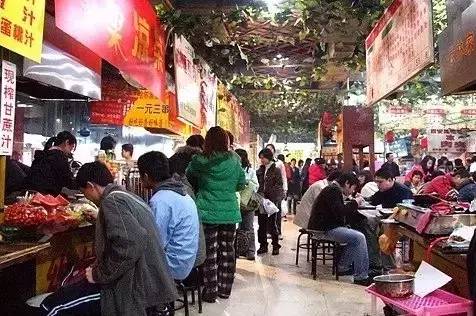 广西美食街拍摄现场人群围观