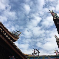 年轻人爱上寺庙：烧香的钱，到底给谁了？