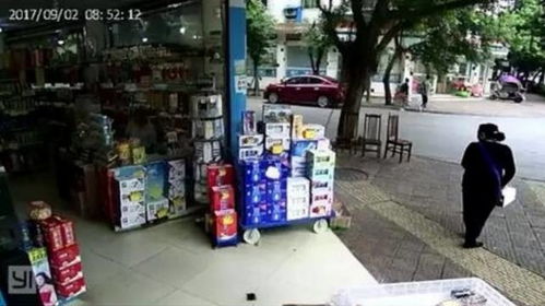 一位年轻人在楼下超市门口拍照并喊出'叶波大润发'