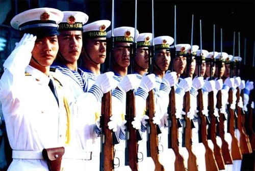 外国军人在中国观看仪仗队表演并拍照