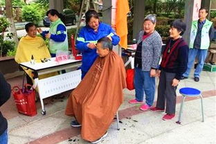 活动现场人们围坐在一起交流互动