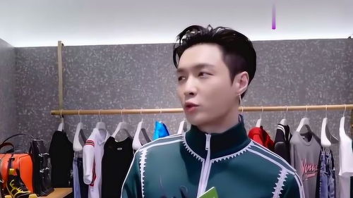 张艺兴与广场舞阿姨们一起跳舞