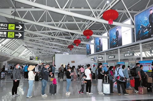 深圳机场旅客排队等待