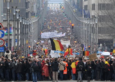 加拿大民众在街头举行支持政府政策的游行