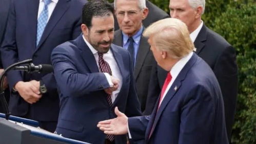 特朗普与马斯克在会议上握手