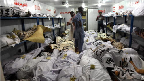 巴基斯坦民众在医院外等待消息