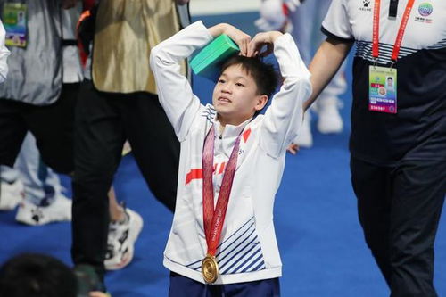 全红婵手持某品牌日用品展示笑容