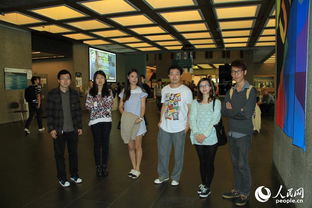 莫斯科大学校园内中国留学生与俄罗斯同学合影