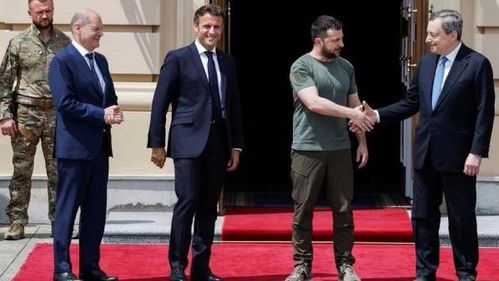 中俄领导人握手合影