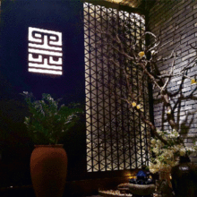 图片内容：博物馆餐厅中的唐风套餐摆盘精美