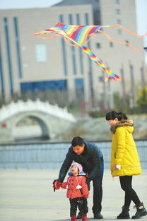 一对年轻夫妇带着孩子在公园散步