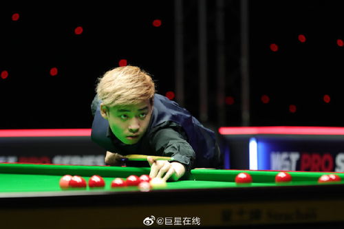 赵心童在直播间展示商品细节