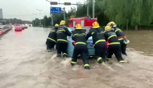 消防员正在救援落水车辆中的被困人员