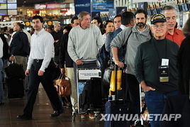 旅客在迪拜机场排队等待