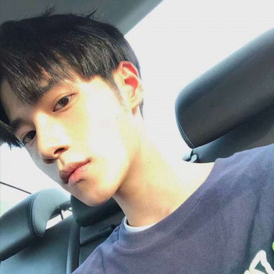 街头阳光下一位男士侧脸照