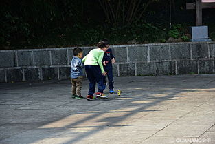 两位儿童在边境附近玩耍