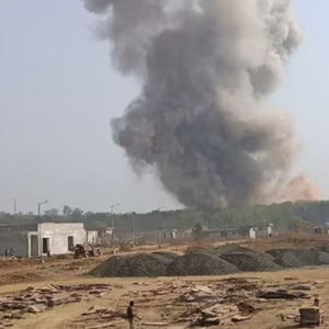 印度军械厂爆炸后救援现场图片