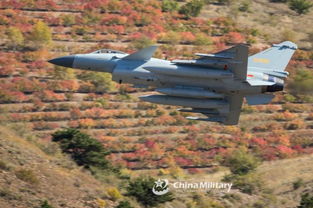 歼-10C战斗机飞行画面