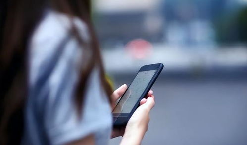 年轻人在看财经新闻