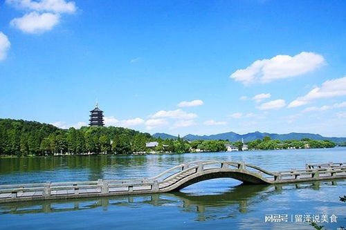 外国游客在杭州西湖边拍照留念