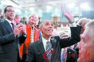 特朗普在演讲中挥手致意